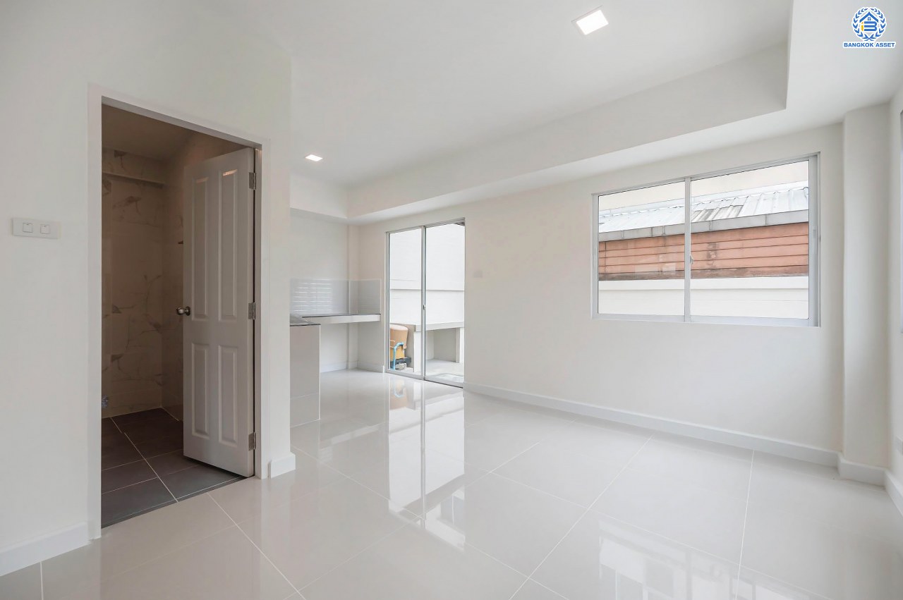 บ้านมือสองตกแต่งใหม่ โครงการ ปริญลักษณ์ วงแหวน-สาทร หลังมุม เนื้อที่ 36.9 ตร.ว. ฟังก์ชัน 3 ห้องนอน 4 ห้องน้ำ 2 ที่จอดรถ ภายในกว้าง พื้นที่ใช้สอยเยอะ บนทำเลเดินทางสะดวก ติดถนนกาญจนาภิเษก เชื่อมต่อถนนเพชรเกษม, ถนนกัลปพฤกษ์ ใกล้รถไฟฟ้าสายสีน้ำเงิน "สถานีหลักสอง"